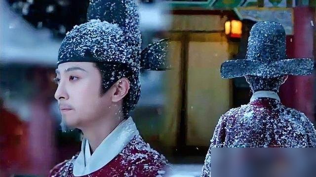 横店这鬼天气，地表能煎蛋，牛骏峰裹着厚棉袍在太阳底下演“冻死”。几层戏服一捂，人直接站不稳，差点栽片场。
拍的是《兰香如故》里的韩粱，大夏天演寒冬惨死，生理反应骗不了人。旁边工作人员拿冰袋往他领口里塞，他摆摆手说还能再来一条。
这剧昨晚刚开超点直通大结局，韩粱的结局就一个字，惨。
紧接着他又进