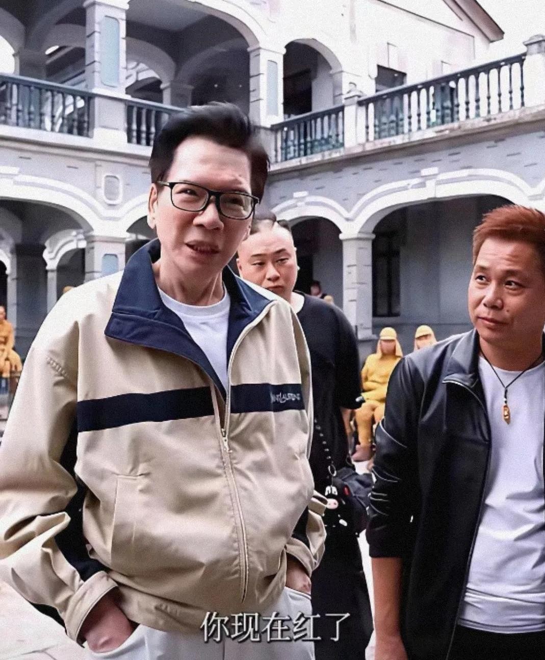 向佐拍短剧这事，真正值得聊的不是他爹去没去探班。向华强确实在父亲节那天去了横店片场，站在监视器后面看完打戏，当场说了一句：你的打戏水准，已经超越了以前港片的水准。这句话从向华强嘴里说出来，分量不轻，因为向佐在电影圈跑了二十年，砸了不止一部大制作，换来的评价一直是“扶不起的阿斗”。向佐自己也在访谈里认