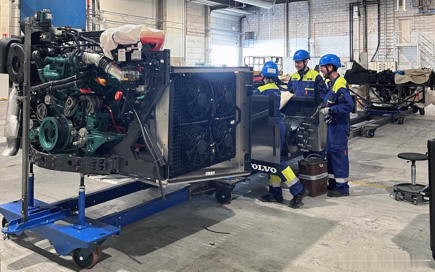 #ValmetAutomotive启动客车生产# Valmet Automotive9月8日宣布，芬兰Uusikaupunki工厂已启动客车生产，与Carrus Delta合作制造采用柴油和纯电动力的单层客车。该厂负责车身制造、喷涂及总装；Carrus Delta为沃尔沃客车开发和制造产品。首批车辆计划于2026年底前完工，2027年初起逐步提升产量。本次是4 ​