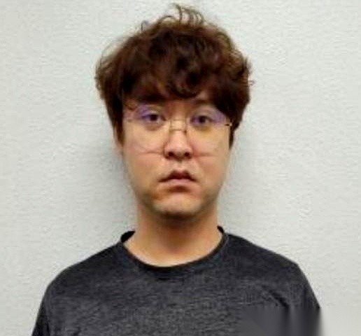 那个被害的中国女留学生，等来了一个让人头皮发麻的真相。
案件的嫌犯正面照，终于公开了。
照片里的男人叫郑昌圣，今年31岁。长得普普通通，甚至可以说毫无记忆点，扔在下班高峰期的地铁里，绝对没人会多看一眼。
但真正让这件事惊起一身冷汗的，是他的社会身份。
他不是游荡在街头的闲散人员，也不是什么尾随入室的