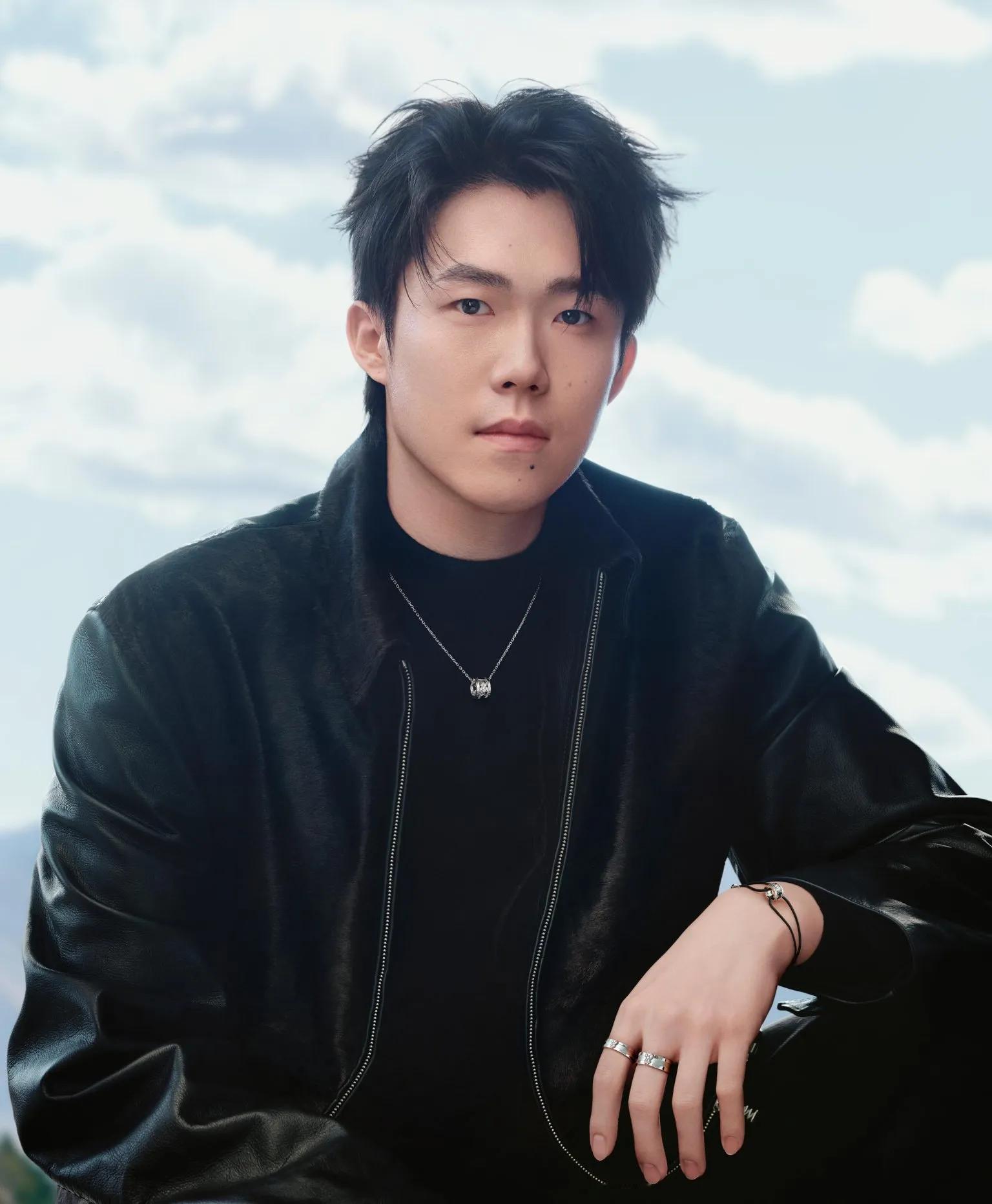 王楚钦要想赢比赛其实很简单，
只要他比赛时改掉这个习惯，
金牌他就能很轻易的拿下，就是一丢分，他就会很自责。

王楚钦现在排名世界第一，技术毫无疑问是顶尖的，可他有一个致命的缺点，就是心态很容易出问题，早年打比赛甚至还摔过球拍。

这对一个顶尖选手来说，是不应该出现的，打了这么多年的比赛，丢分拍脑袋