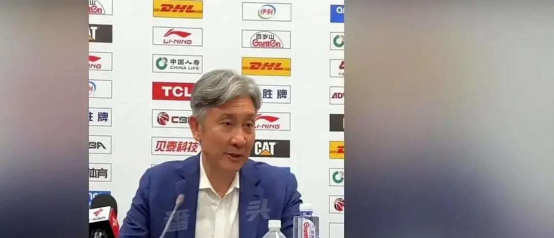 单场输给北京58分刷爆队史耻辱纪录，顾全这趟仓促上阵的执教体验卡，到底还是被强行收回了。
打北控又狂输30多分布局全崩，深圳队管理层就算心再大，也没法继续装睡。
要知道这支队伍几个月前还是正儿八经的四强班底，主力框架一个没散，换个人带队直接奔着垫底去，任谁看了都得两眼发黑。
年轻教练交学费大家