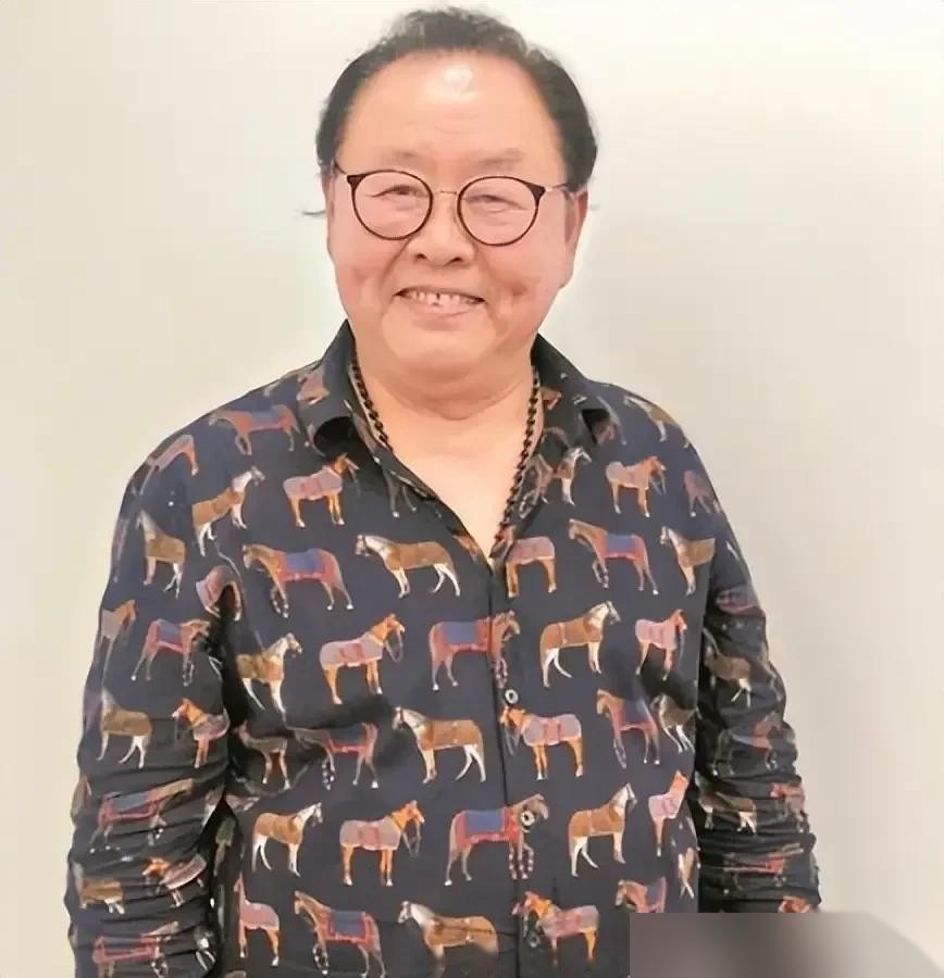 1500块，演三集。旁边六小龄童拼死拼活六年，总共没拿到2000块。
当年杨洁导演非要王伯昭演小白龙，就因为他那张脸。王伯昭不干，嫌演一匹马掉价，故意报了个天价想吓跑剧组。结果剧组咬牙认了，签完合同就跟他约法三章：这事烂在肚子里，谁都不能说。
王伯昭后来知道了主演们的片酬，说自己懊悔、愧疚，不是合格