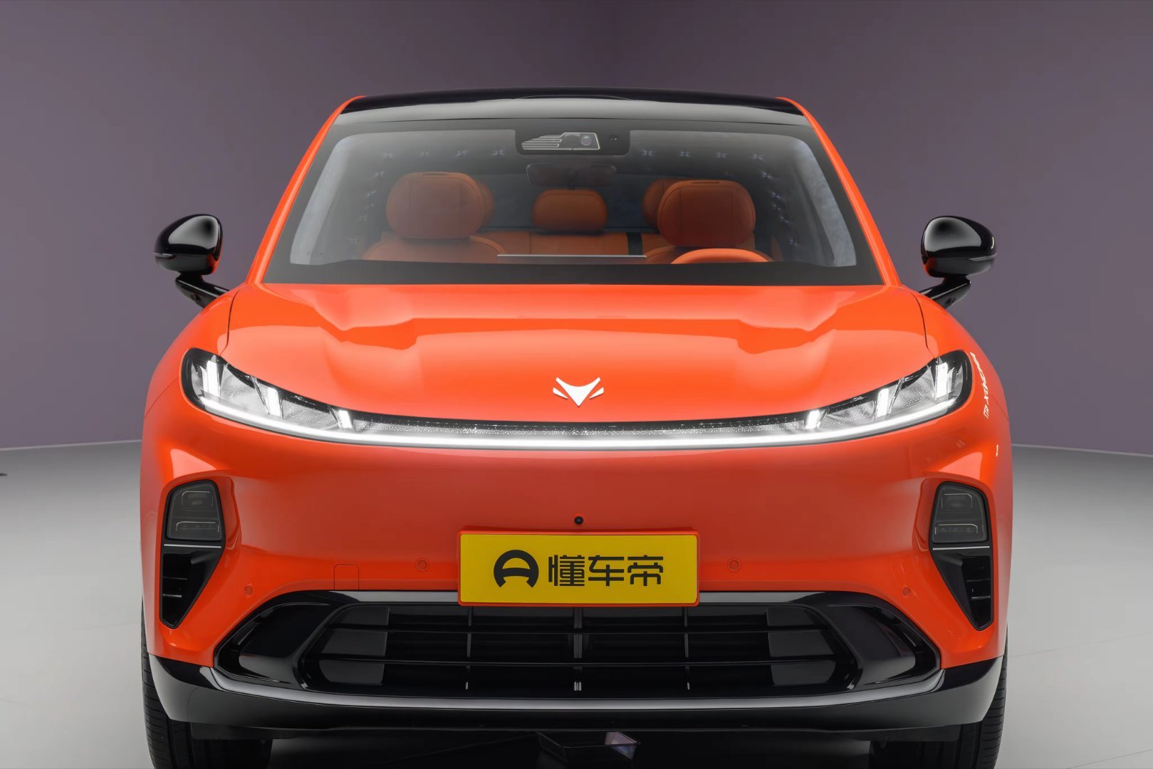 华为乾崑 + 全系宁德时代电池，北汽极狐阿尔法T7正式上市，13.28万起。预售1天订单突破6万台，确实有它的道理：不搞电池盲盒、不把高阶智驾做成昂贵选配，直接把经过海量验证的电芯、成熟可用的智驾、大空间给到这个价位。当然订单是热度，长期可靠性、售后网络还需要时间检验。 ​