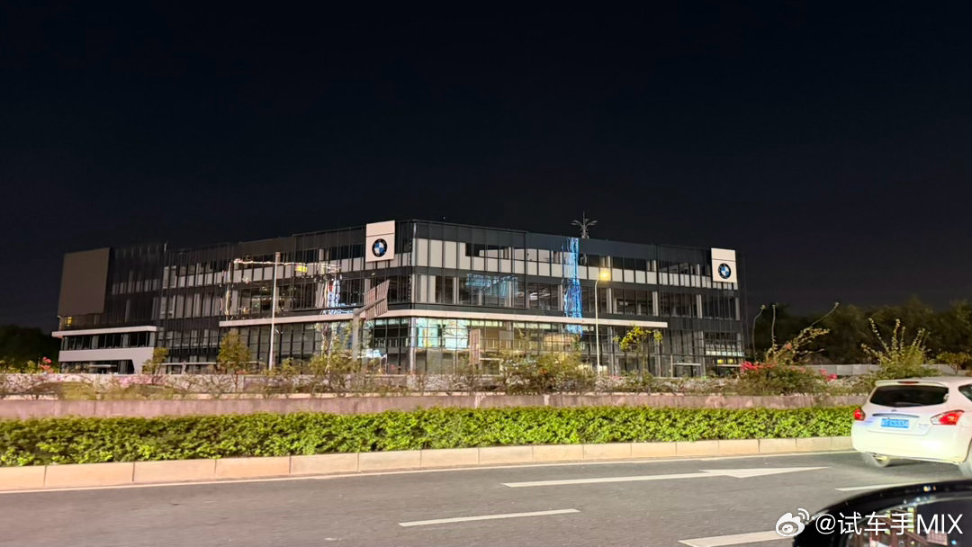 一边讲今年汽车行情很差
但另一边见到有宝马经销商买地
一整栋建了一家超豪华的5S店面
而且还是在中山市区，高端地标商场对面

这感觉犹如在2020年以前
BBA仍是高级豪华的阶段
很抽象，很不可思议的感觉
#华系适合年轻人的车来了# ​