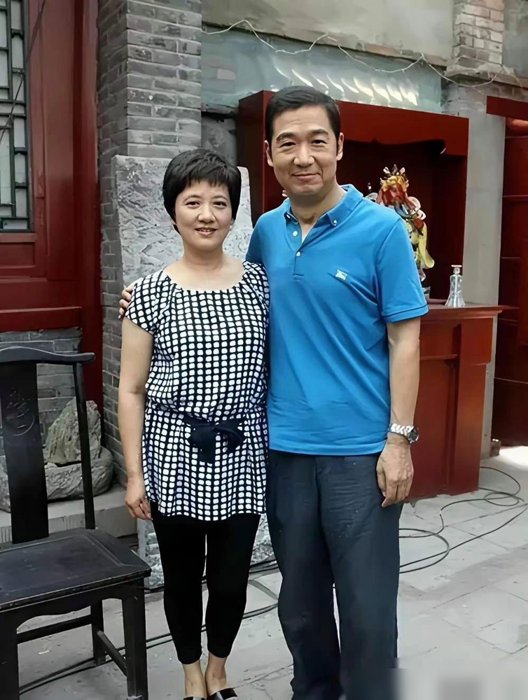 张国立跟邓婕过了半辈子，最狠的一条规矩是前妻定的。
1988年离婚，罗秀春就一个条件：再婚可以，不许再生。张国立答应了，净身出户，后来还掏钱在成都给前妻买了房。
邓婕真就一辈子没要孩子。上节目一提这事，眼泪当场下来。张默呢，采访里直接撂话：我这辈子只有一个妈。
罗秀春离婚后没再嫁，不闹，不炒，