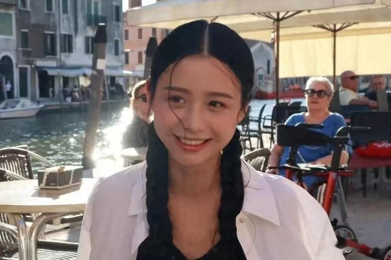 《给阿嬷的情书》里的淑柔又出圈了，
其扮演者素人王晓慧己认证演员，
这是要正式出道吗？ 

王晓慧凭着淑柔这个角色火了之后，有影迷发现她的私人账号悄悄挂上了演员认证。就在几个月前，她还说过暂时不想踏进演艺圈。

一同走红的另外两位搭档，一位签约经纪公司，一位拿到电影节奖项，都正式在圈内发展，只有她一