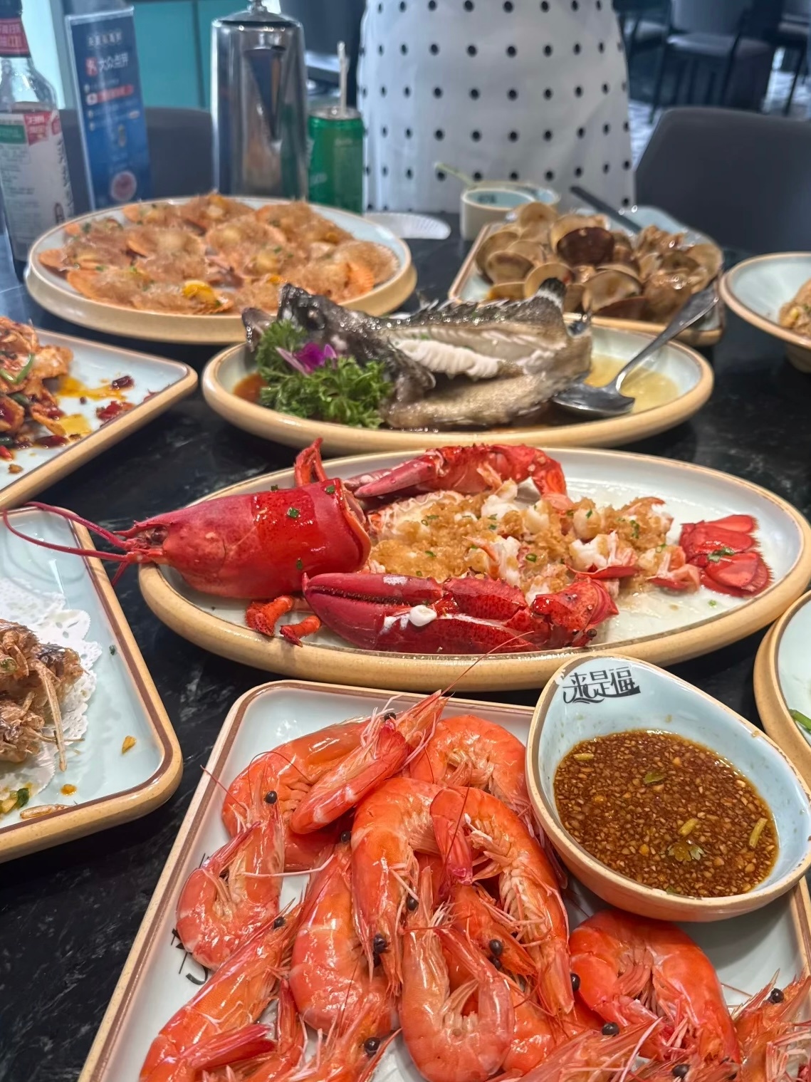 吃点当地的海鲜[嘻嘻]黄金[超话]黄金金价海边 ​​​