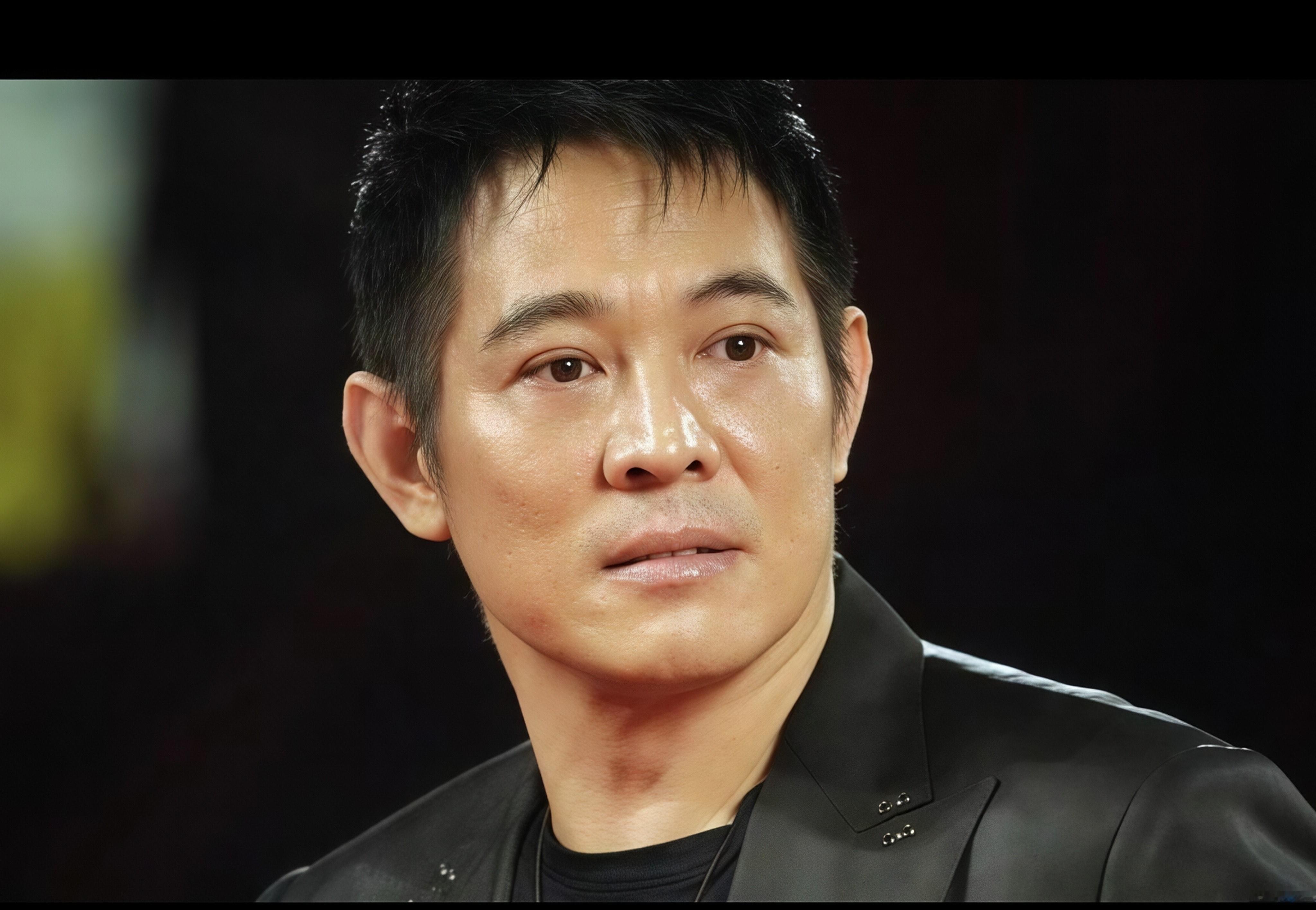 李连杰瘫在椅子上说“像老年痴呆”，这才是最狠的武打明星自白

63岁的李连杰，最近在社交平台发的一段视频，把很多人的回忆戳穿了。

没打拳、没宣传、没立“宗师依然硬朗”的人设。他就那么瘫靠在椅背上，脸上是藏不住的倦，手有点发麻，对着镜头半开玩笑：“是不是阿尔茨海默了”“现在对工作提不起劲，只想放空”