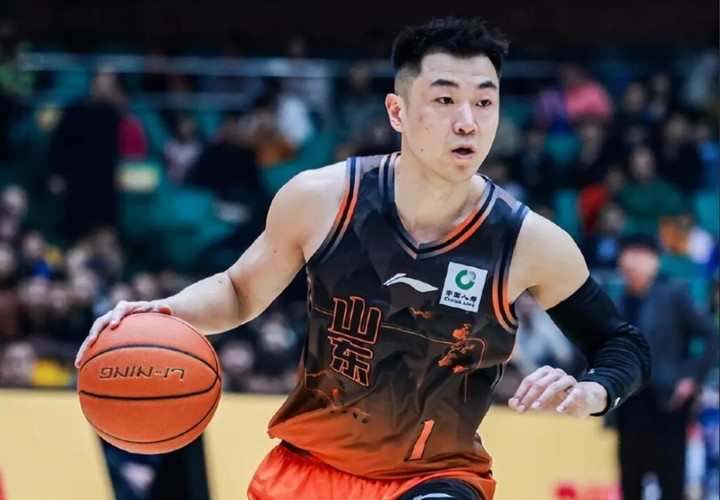 山东男篮跟队记者 夏晓司 爆料：网传“邱彪因和高诗岩闹矛盾将其季后赛弃...