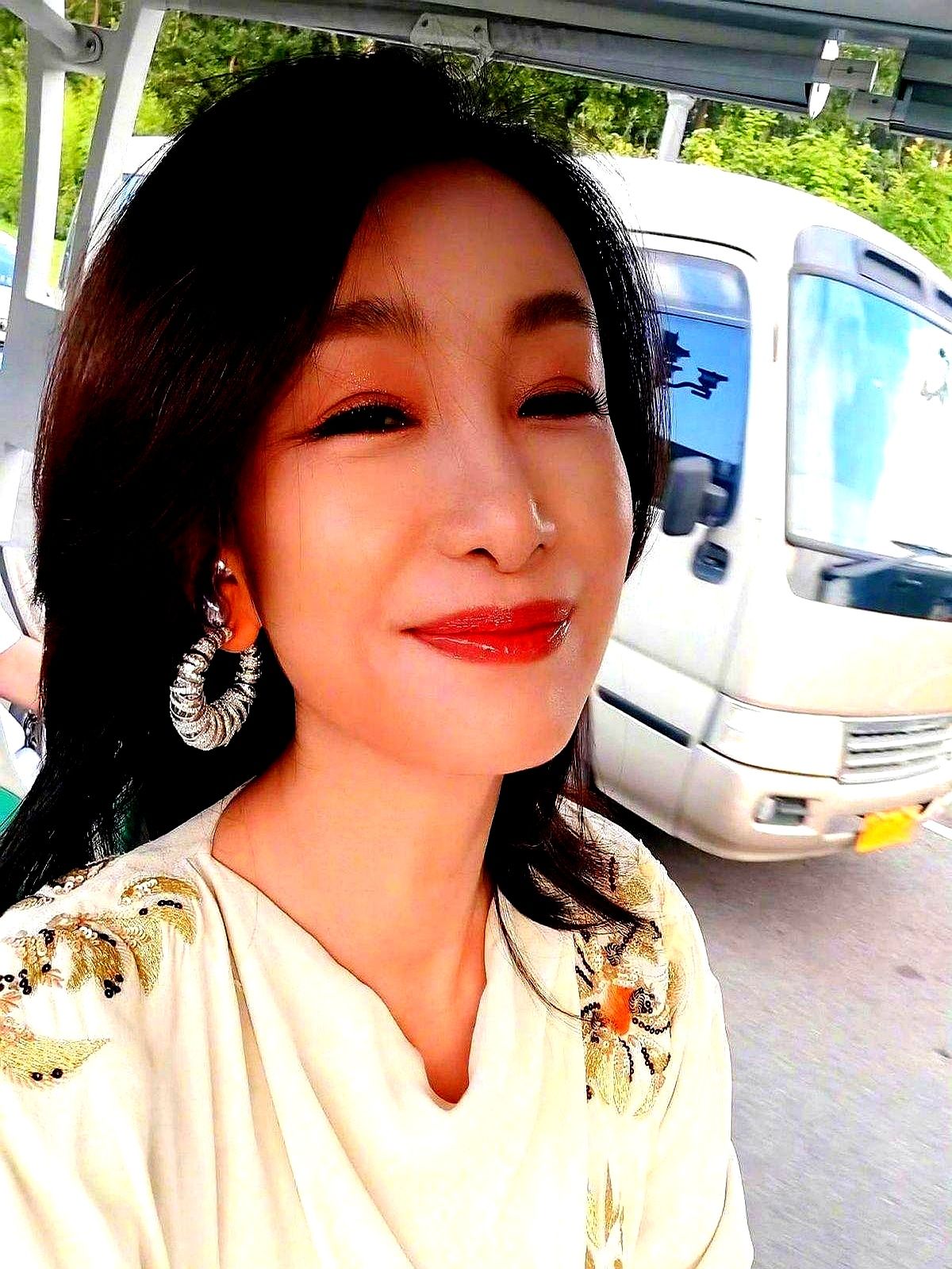 秦海璐跟同岁的素人向导张飞唠嗑，一句话直接把自己送进死胡同。

她当面说向导“长得有点着急”，对方接得极快：“跟你比确实着急。”秦海璐想找补，说自己是化了妆，结果张飞当场补了一刀：“大家都能看出来。”

另一边水上也是满嘴跑火车。赵昭仪怕水不敢去深处，胡先煦接话说有浅滩，接着贫了一句：自己属龙，去浅