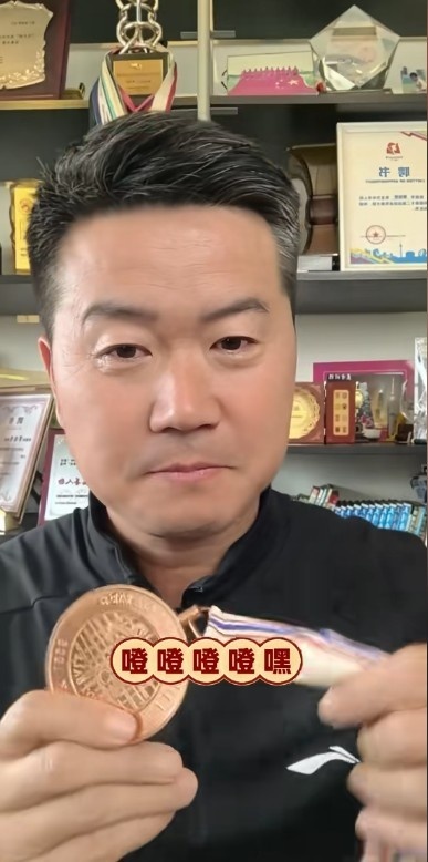 【#肇俊哲晒98年亚运铜牌#：足球就是这样传承，希望中国足球越来越好】#28年前男足亚运铜牌由范志毅领衔#直播吧10月4日讯 肇俊哲更新社媒，晒出自己28年前拿到的亚运奖牌。

亚运会男足铜牌战，中国U23男足点球击败乌兹别克斯坦队获得铜牌，男足时隔28年再次获得亚运奖牌。

肇俊哲在社媒晒出自己28年 ​