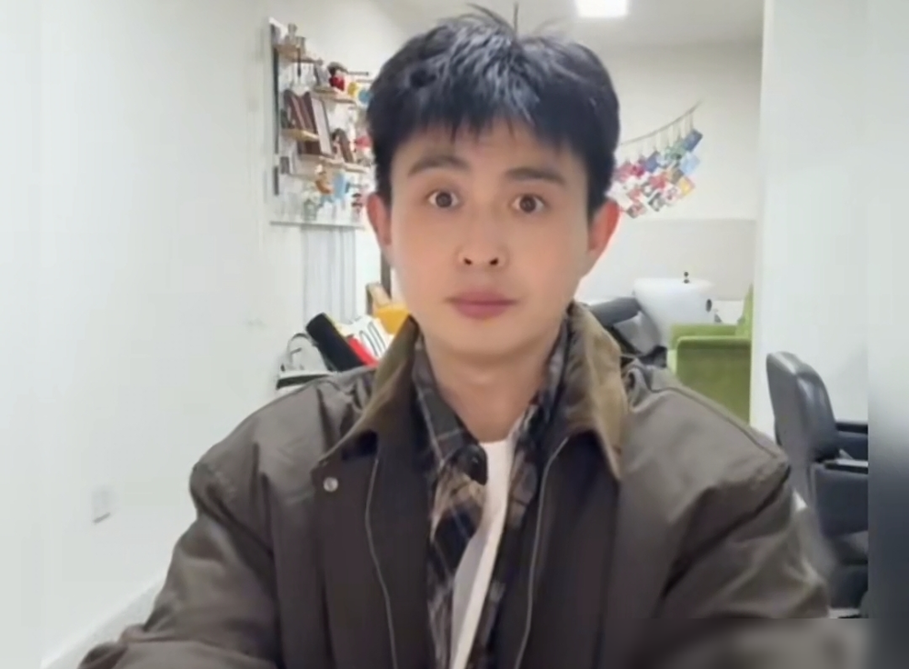 孙颖莎王楚钦把乒乓盛世砸你脸上了，你扭头就骂他俩不行。赵老师直播原话，半点没留情。
矛头对准的是一批退役的、搞自媒体的。明面上蹭莎头流量吃饱，转头就开始编黑料、站外协、带国乒节奏。赵老师点得透：正向流量吃完了，再吃反向的，何苦呢。
直播间只说自己喜欢的运动员不行吗？提他俩干啥？做人得对得起这一撇