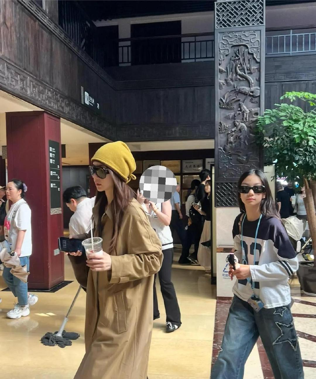 乌镇偶遇戚薇一家三口！11岁Lucky长得太漂亮，身材颜值全是照着妈妈长的 ​