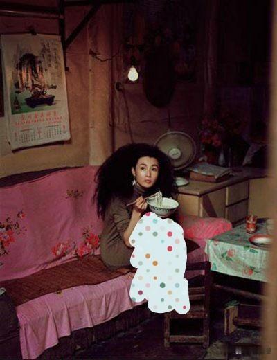 这是张曼玉2004年在桂林拍的一组主题写真。不少人说这是她早年在出租屋拍的生活照，其实不是。看照片里破房子、吊着的灯泡、老式风扇，打扮和环境反差特别大。

张曼玉的气质真没得说，简简单单一个场景，看着就很有故事。你当年看到过这组照片吗？
 港风佳人写真 复古照写真 经典复古写真