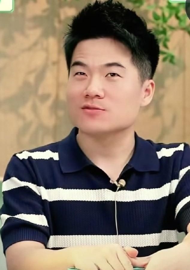 都是采访嘉宾，董宇辉采访周星驰与余华完两种人格，差的可不是一星半点 ​