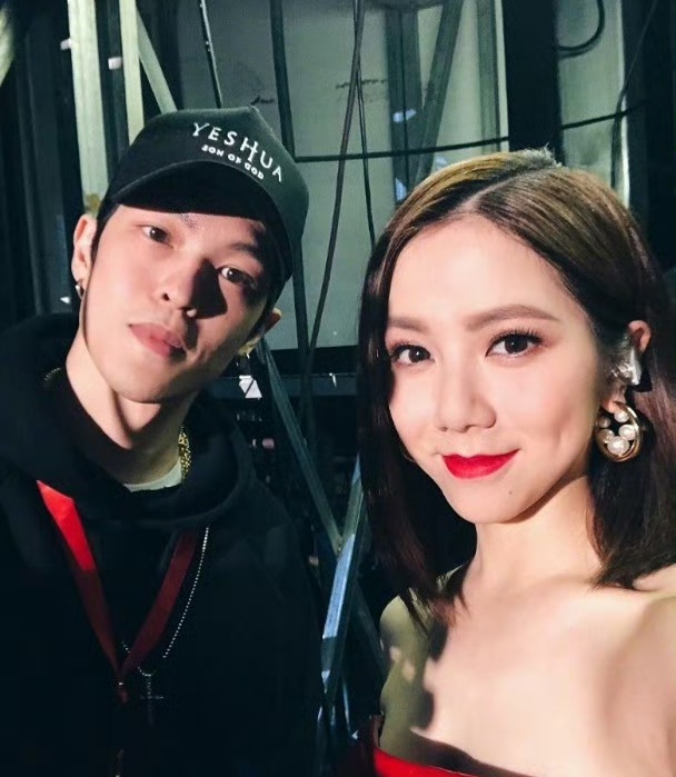 网传邓紫棋与男友Mark于纽约教堂低调完婚。Mark本名魏俊杰，既是造型师也是陪伴邓紫棋多年的伴侣，2018年正式公开恋情，多年低调相伴，男方家人也十分认可邓紫棋。

面对本次婚讯传闻，经纪公司回复艺人私生活不予回应。过往这段恋情多次传出结婚消息，均没有当事人官宣。长跑式的感情一直被大家关注，一切以