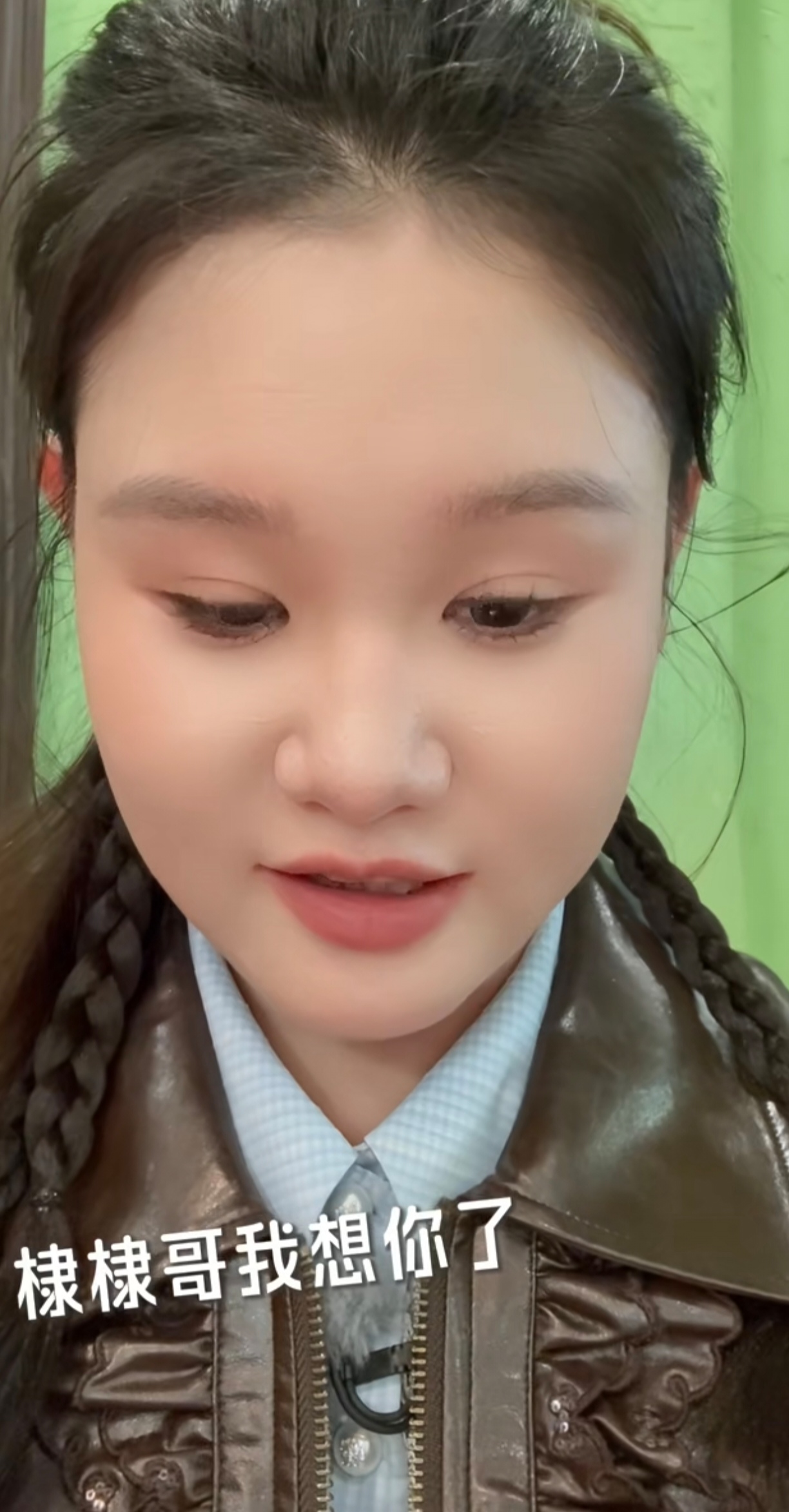 真的没想到啊，王鹤棣居然和张家齐约上了。突然发现，一个关于明星很有趣的地方。

图一和图二是先出现在视频里的张家齐，妹妹特别大胆，直接喊“棣棣哥，我想你了”，然后问“有时间吃饭吗”。萌萌的语气，娇羞的表情，让网友直呼妹妹好可爱。

图三是立马接受邀请的王鹤棣。大家注意到没，虽然知道开了美颜，但王鹤棣