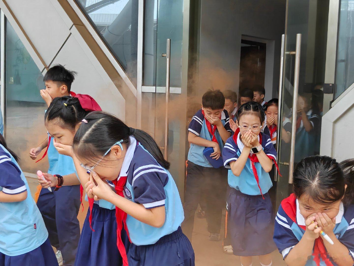 【#开学第一课# 】9月3日，一场以“消防牢记于心，平安伴我校园”为主题的秋季开学校园消防安全主场活动，在永修县新时代文明实践中心火热开展。约90名小学生以及部分教师代表、家长代表共同参与，一同走进这个特别的“安全课堂”，在沉浸式体验中学习消防知识，筑牢校园安全“防火墙”。 ​