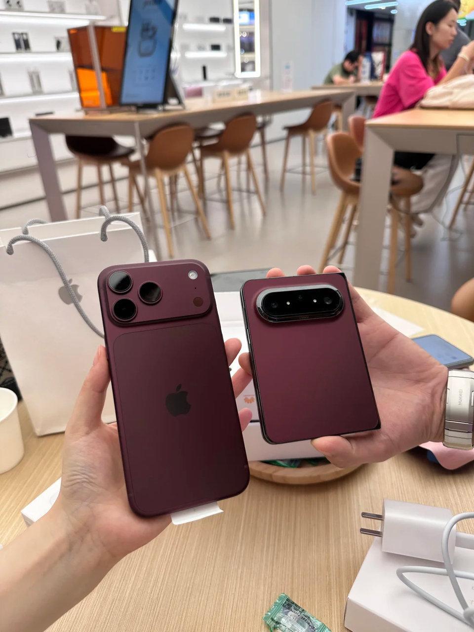 不对比都没发现，iPhone18 Pro Max 勃艮第酒红色和华为大阔折Pura X Max波尔多红，两者的红色基调如此像。你选苹果红还是华为红？

图源网络 ​