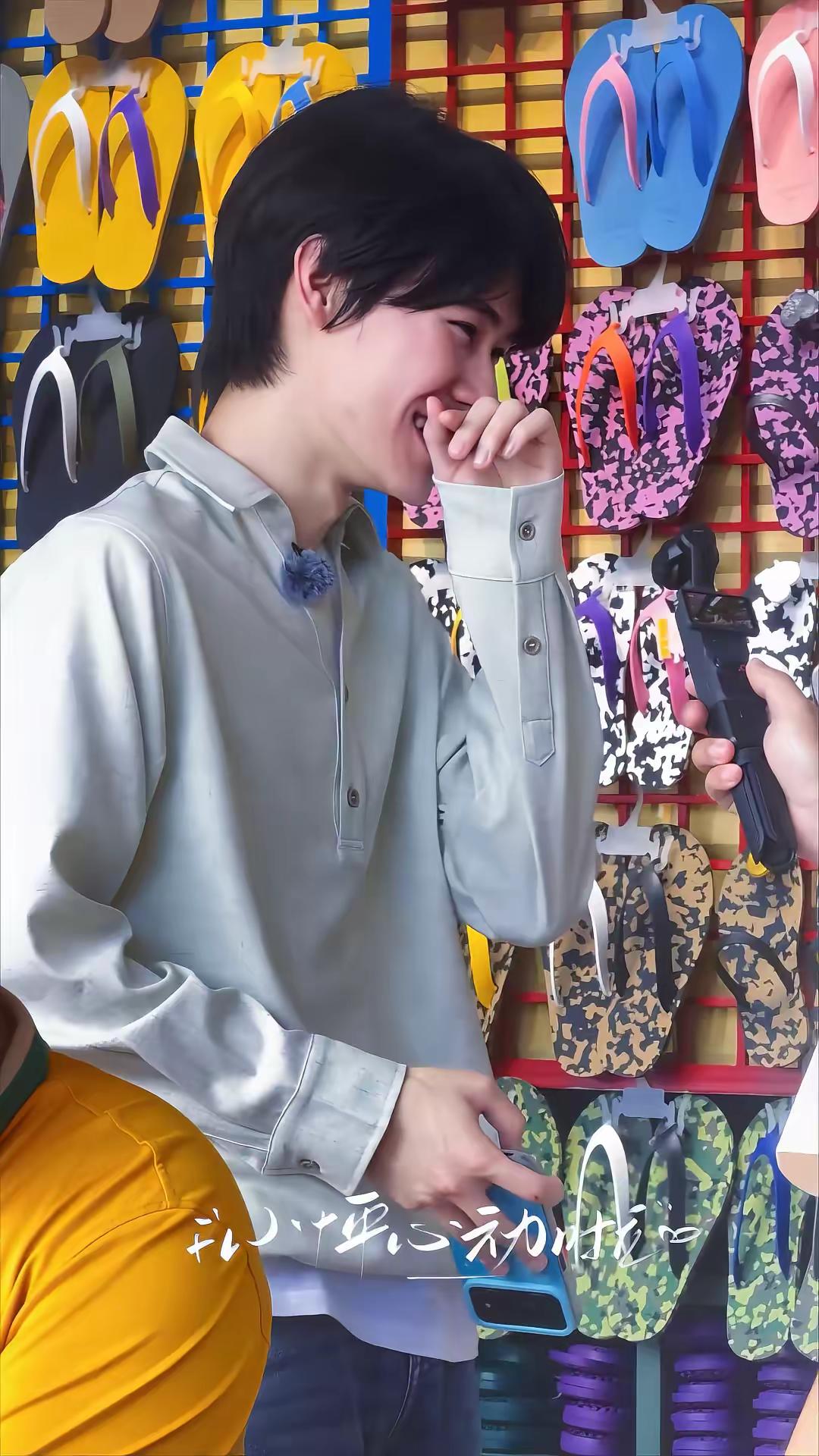 你笑的像光芒 募然把我照亮