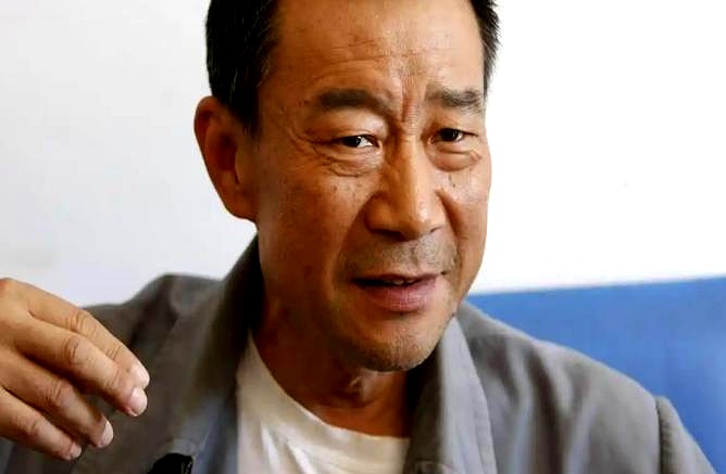 李雪健说于和伟&34;骨子里坏得很&34;，圈里人都明白，这是在夸他
 

2003年那个反派角色，他演得观众恨得牙痒，却又觉得这坏人&34;站得住&34;
 

没几个人知道，他拿到那个角色之前，已经蹉跎了将近十年
 

三岁死了爹，母亲在东北零下二三十度的街头守着炉子卖烤地瓜，一天挣不到一块钱
 

考上海戏剧学院那年