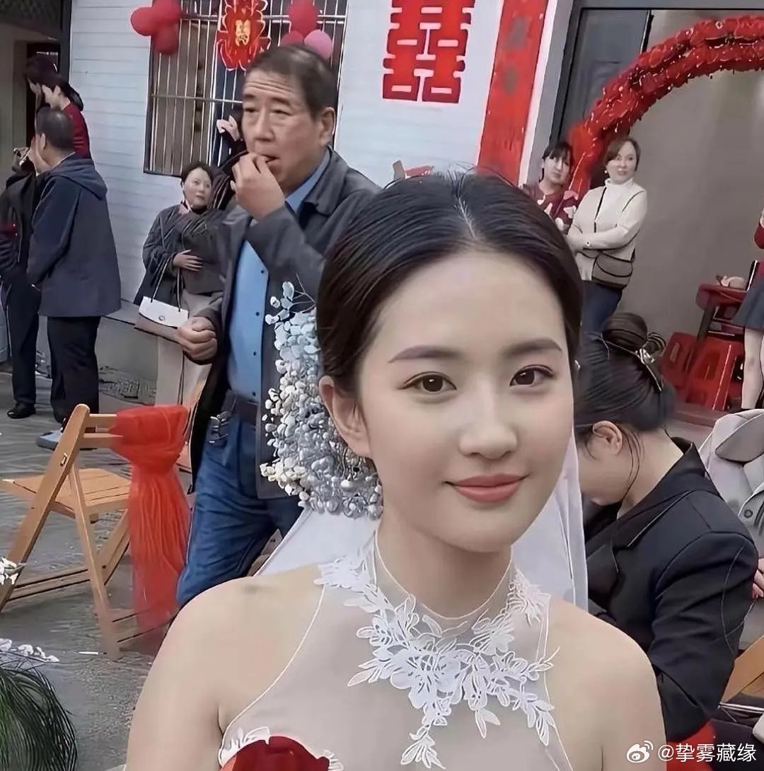 如果你娶不了刘亦菲，那p个长得相似的不也圆梦了么 ​
