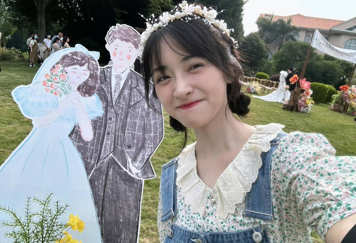 沈月闺蜜翁小雯结婚才三年就官宣离婚，当年那段让数百万人落泪的婚礼vlog，如今看来竟像一场预谋好的催泪弹。2023年翁小雯大婚，沈月又是花童又是证婚人，哭到镜头前话都说不完整，网友跟着哭成一片，直呼内娱难得有这样的神仙友谊。谁能想到三年后的2026年10月，这段婚姻就走到了尽头，连孩子都有了，还是没