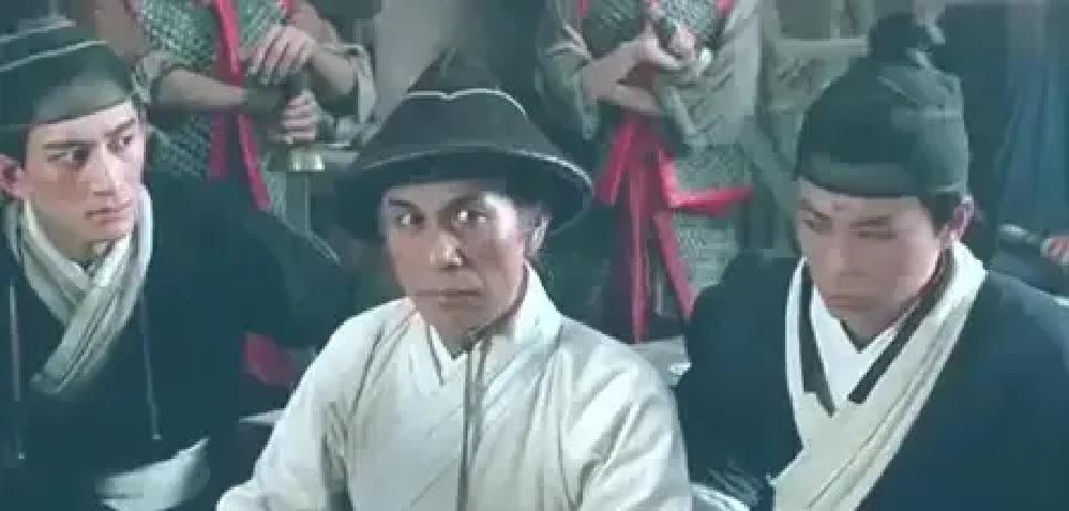 很多年后再看《新龙门客栈》，才发现周淮安其实是整部戏里最“收”着演的人，真正抢尽风头的反倒是那帮配角。
大家总在回味梁家辉和张曼玉在黑店里的试探交锋，但当年真正把武侠片张力拉满的，恰恰是那几个反面角色。
甄子丹当年演的东厂督公曹少钦，大拇指转刀那个动作漫不经心，手底下打得天翻地覆，他却在漫天黄沙