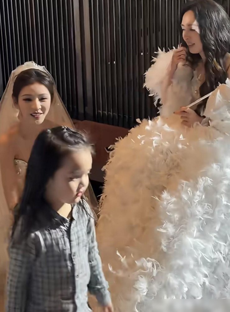 郭碧婷带着4岁儿子Isa露面，格子衬衫一穿，侧脸一露，网友直接炸了——这不是向佐小时候的照片吗。
基因这东西，真是一点情面都不讲。郭碧婷那张脸在娱乐圈算得上顶级骨相，结果儿子愣是绕开了她所有优点，专挑向佐的模子长。有人翻出向佐四岁时的老照片摆在一起，眉眼走势、鼻梁弧度、连嘴角往下撇的那个劲，几乎是