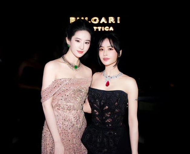 刘亦菲和蔡依林合影
刘亦菲的美貌已经不想说了，最意外的是蔡依林，没记错的话她今年已经46岁了，乍一看还以为是Lisa。
普通人结婚早一点都已经当奶奶了，她居然更好看了。
保持年轻的同时，脸上完全没有科技感，演唱会高强度舞蹈动作，说来就来。
