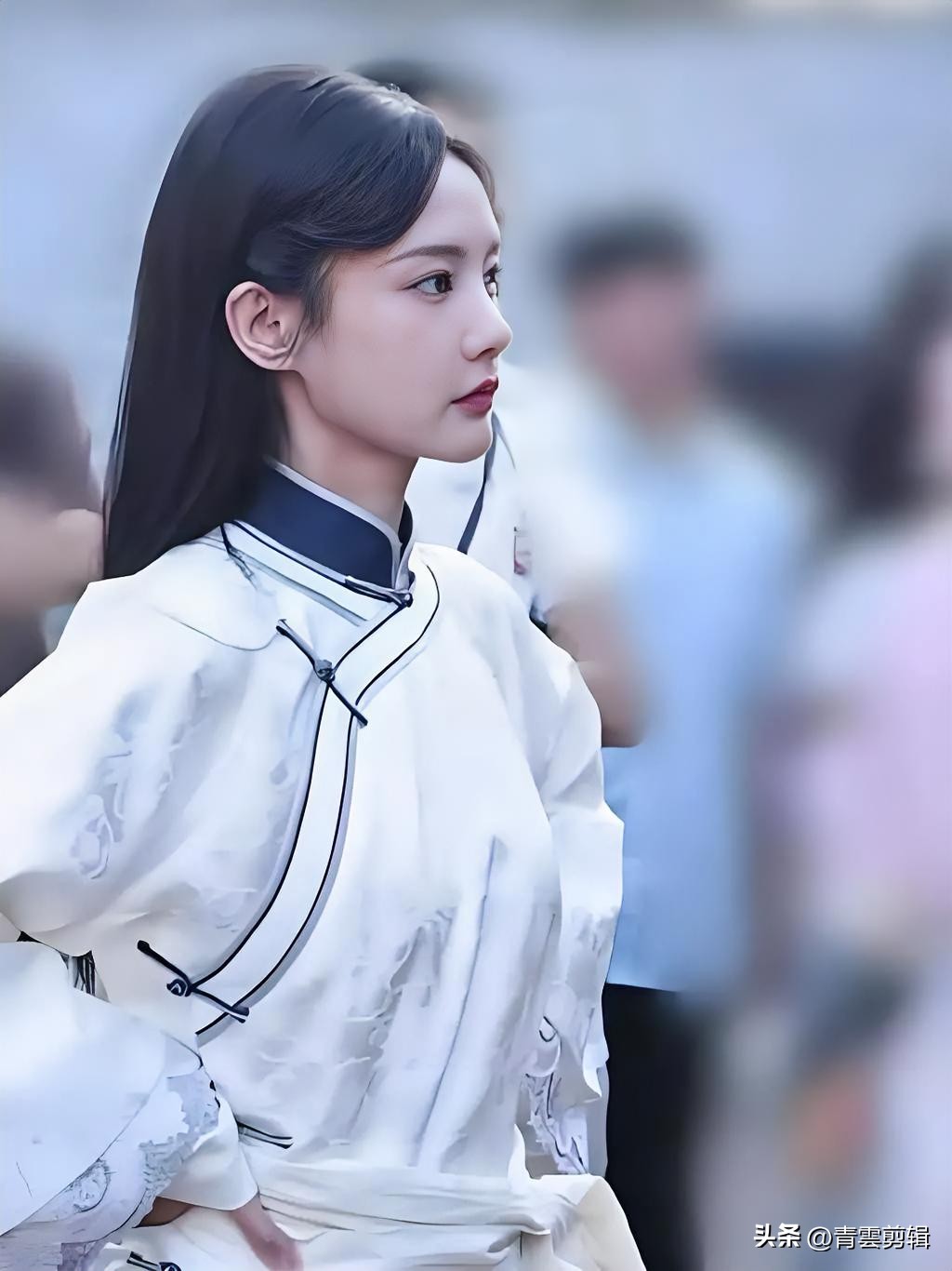李一桐是闪身步一脉的正统嫡系传人。她从幼年起就开始修习这门独特身法，落脚轻掠似穿堂春燕，身形流转如掠地清风。她的授业恩师早点明过，闪身步的核心要义藏在“快、准、稳”三字要诀里，而李一桐早已经把这三重要求完全揉进了自身本能、融会贯通。每次她全力施展开这套身法，旁人视野里只能捕捉到一道淡影飞快掠过，等回