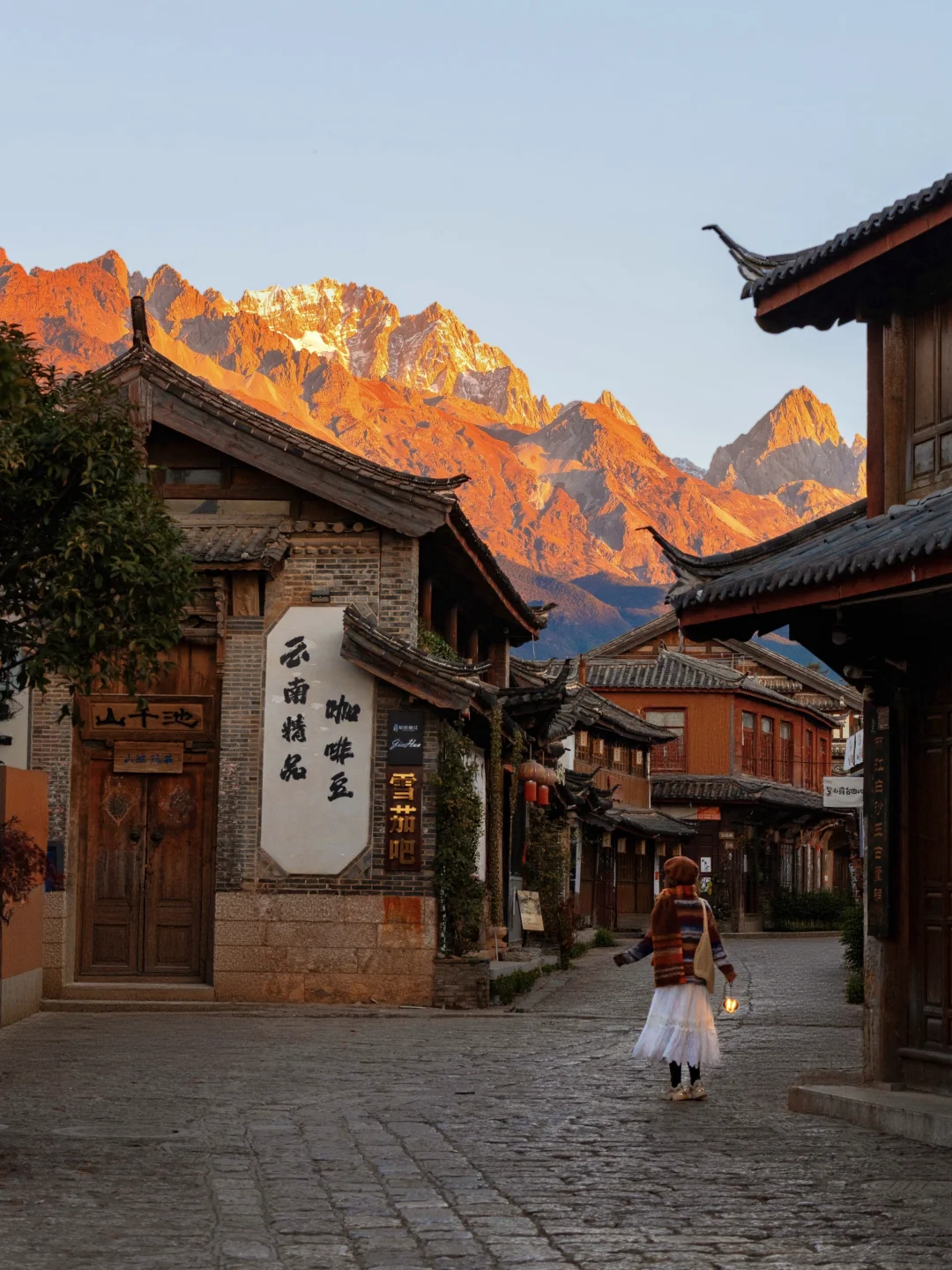 “又到了来丽江看日照金山的季节啦!!”