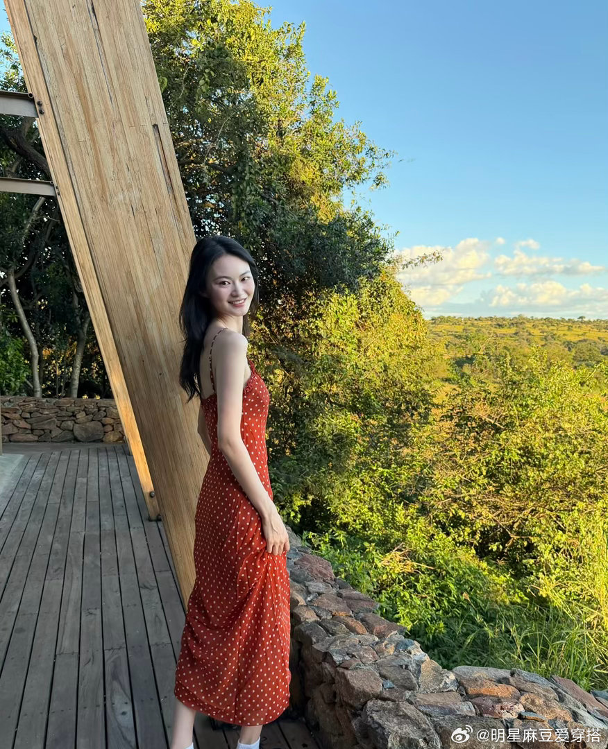 落日山野间的复古氛围感～清冷骨相搭配明媚穿搭，一身红底白点吊带长裙，暖...