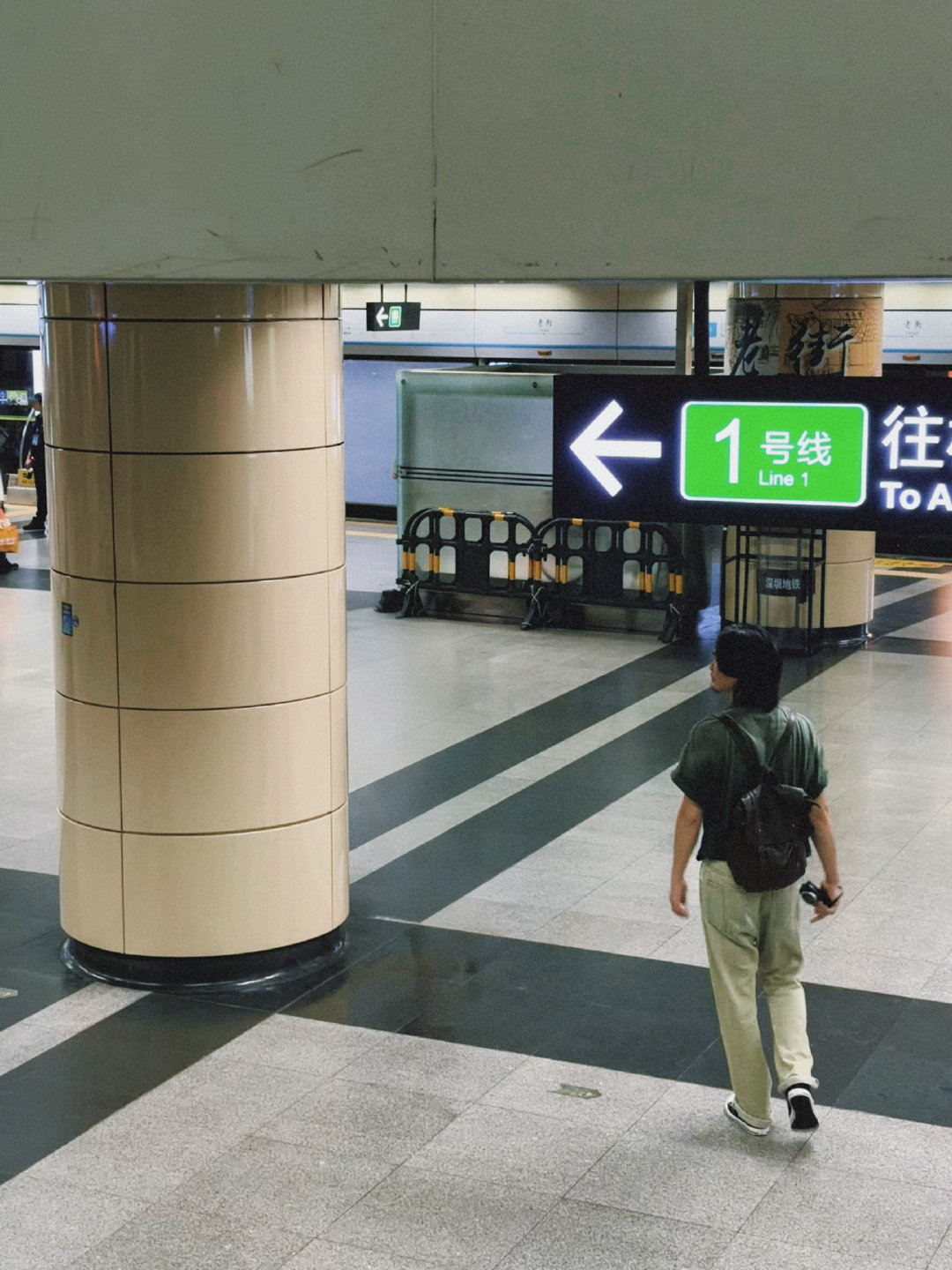 遛街结束。

一座很神奇的城市，正面是摩天大楼，背面是城中村。 ​