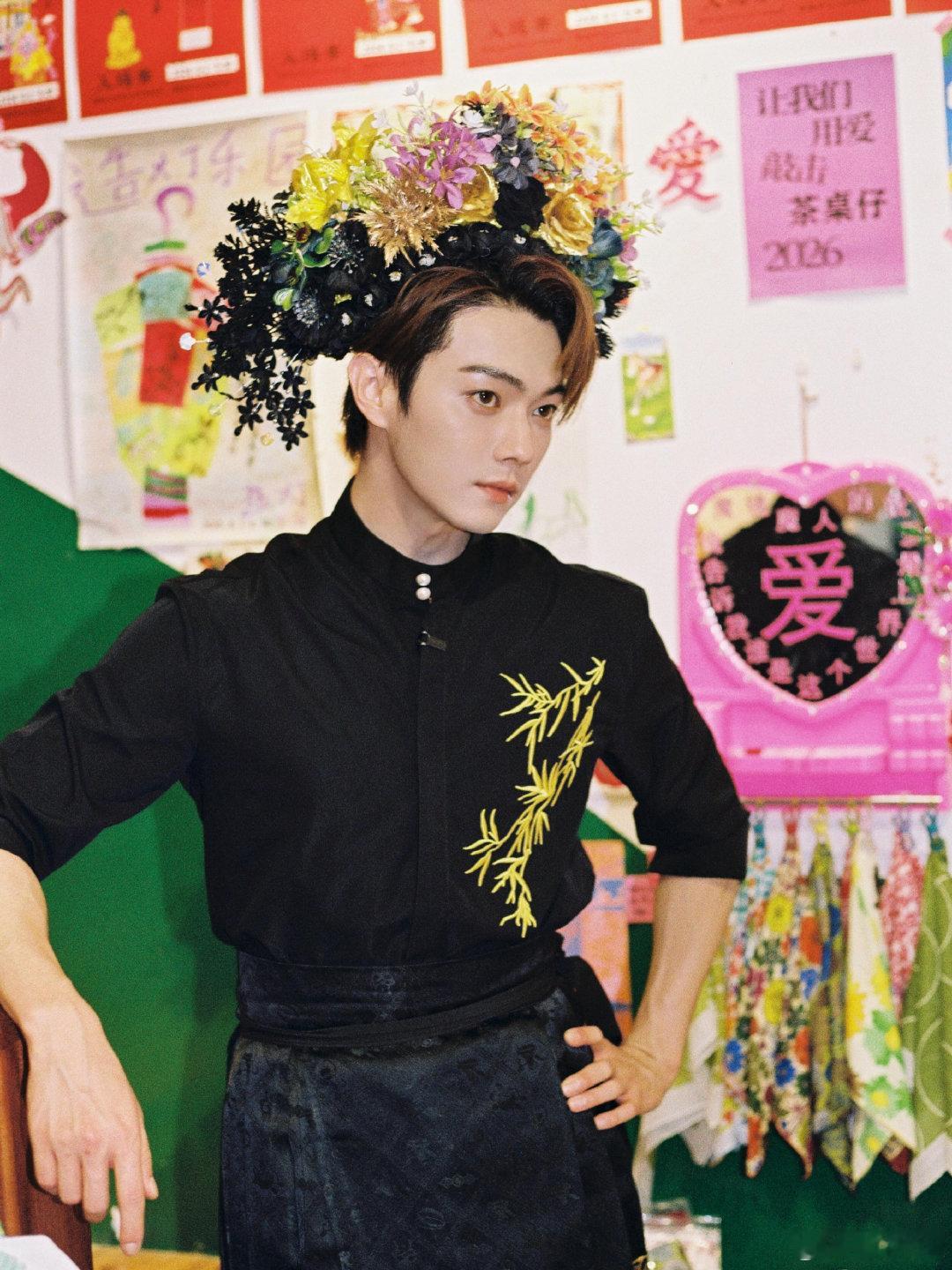 #许凯[超话]##许凯#𝔁𝓴#许凯#

山那边明明有水，水那边明明明路，人明明可以忘记，而我却不肯放弃，我宁愿让山去倒，让路去崎岖，让人去走。许凯

𝓬𝓻.图源来自于网络侵删
​