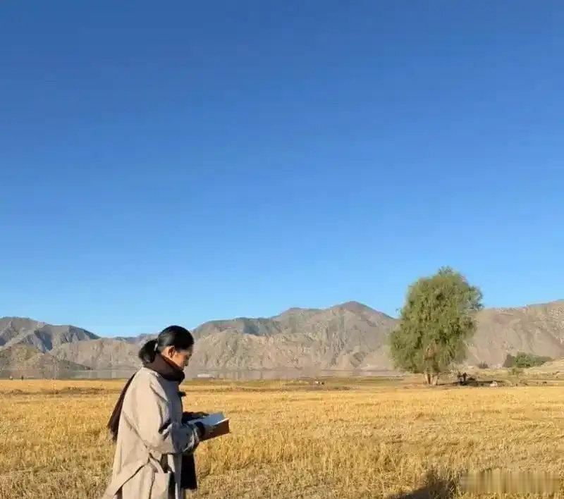 金话筒铁娘子也扛不住阿勒泰这阵凉风，倪萍听到敬一丹去世消息当场崩溃痛哭，央视一代黄金主持人的告别背后藏着多少老友半生情 ​