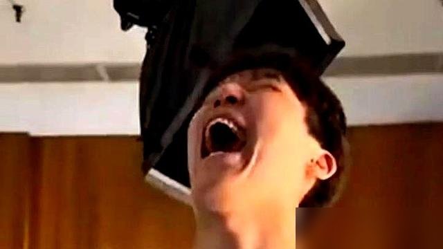 4年2139万，听着像大合同，其实后两年全是球队选项。说白了，开拓者只肯给杨瀚森两年试用期。
干得好，转正，干不好，扫地出门。NBA从来不跟你讲人情。
但首秀这小子是真争气。打勇士，第四节替补上来干满12分钟，3投2中，6分4助攻1抢断，0犯规，正负值+5。开拓者主帅赛后直接说，很多进攻都是围绕