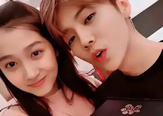 鹿晗这次真的把细节感拉满了。

他卡着13:14这个时间点，晒出了一段在挪威拍到的极光视频。更巧的是，关晓彤那边也同步显示人在挪威。两个人前后脚出现在同一个地方，网友一看就明白了，这哪是普通旅行，分明是一起去追极光了。
其实鹿晗早就说过，自己一直很想去挪威看极光。现在愿望终于实现，而且还是和喜欢的人