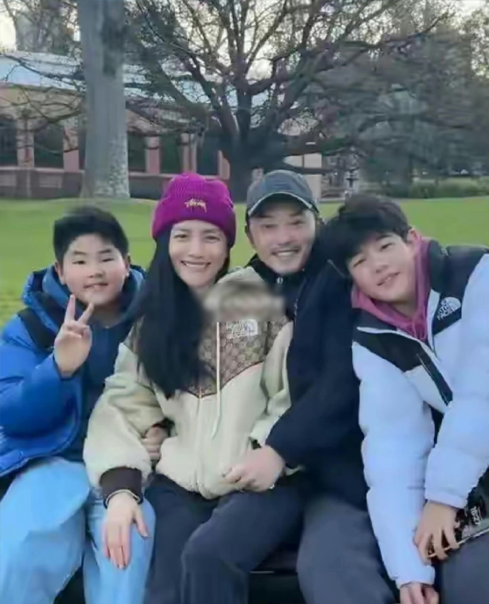 忍不住感慨，时间快得离谱！谁还记得当年《妈妈是超人》里打打闹闹的安吉和小鱼儿？曾经软糯可爱、天天拌嘴的小哥俩，现在彻底大变样。近期沙溢胡可机场送别两个儿子，送兄弟俩前往英国继续求学。
 
14岁的安吉、11岁的小鱼儿身形挺拔，身高肉眼可见暴涨，少年感直接拉满。很多网友看完路透直呼认不出，昔日国民小萌