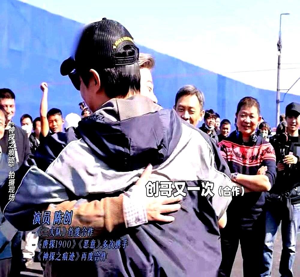 张译对着镜头直言，陈思诚拍戏太残忍。

陈思诚在片场死死盯着监视器，立下了最多不超过五条的铁律。他觉得演员第一遍给出的生理反应最贵，多拍几遍，人就成了走位的机器。

拍电影解密时资方施压想换人，他硬是把新人蒋龙按在了角色上。

剧本论斤卖的圈子里，陈道明看中张译，就是因为他事少。

陈思诚私下把刘昊
