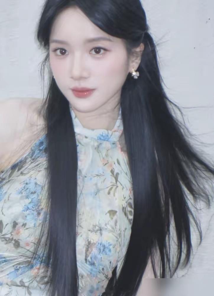 李思潼拿影后的那个奖，原本是王晓慧的。
​就一个犹豫，角色没了。电影《给阿嬷的情书》小成本方言片，俩非科班姑娘摆在面前。王晓慧没接住，李思潼顶上去，票房爆了，金鹿奖直接击败宋佳倪妮，成了首位00后非科班影后。
​后来王晓慧被问起这事，说自己从小没想过，没做好这个准备，怕演砸了对不起大 ​