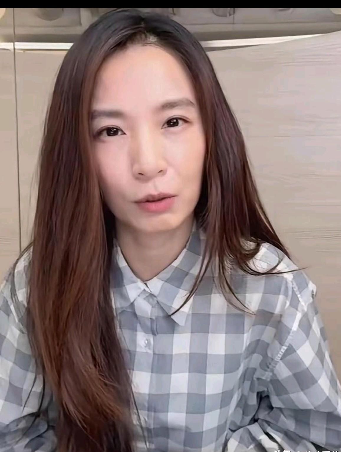 “打赏到位，我甚至可以把衣服开到肚脐。”很难想象这种擦边主播的话，居然会出自田馥甄的直播间。
事情的起因其实简单得不能再简单。
她在直播的时候穿了件衬衫，领口一路系到了最顶上一颗，看着整个人都被卡得紧紧的。
底下有粉丝纯属好心，发弹幕劝她把最上面的扣子解开，省得看着勒脖子，大家看着也顺眼一点。