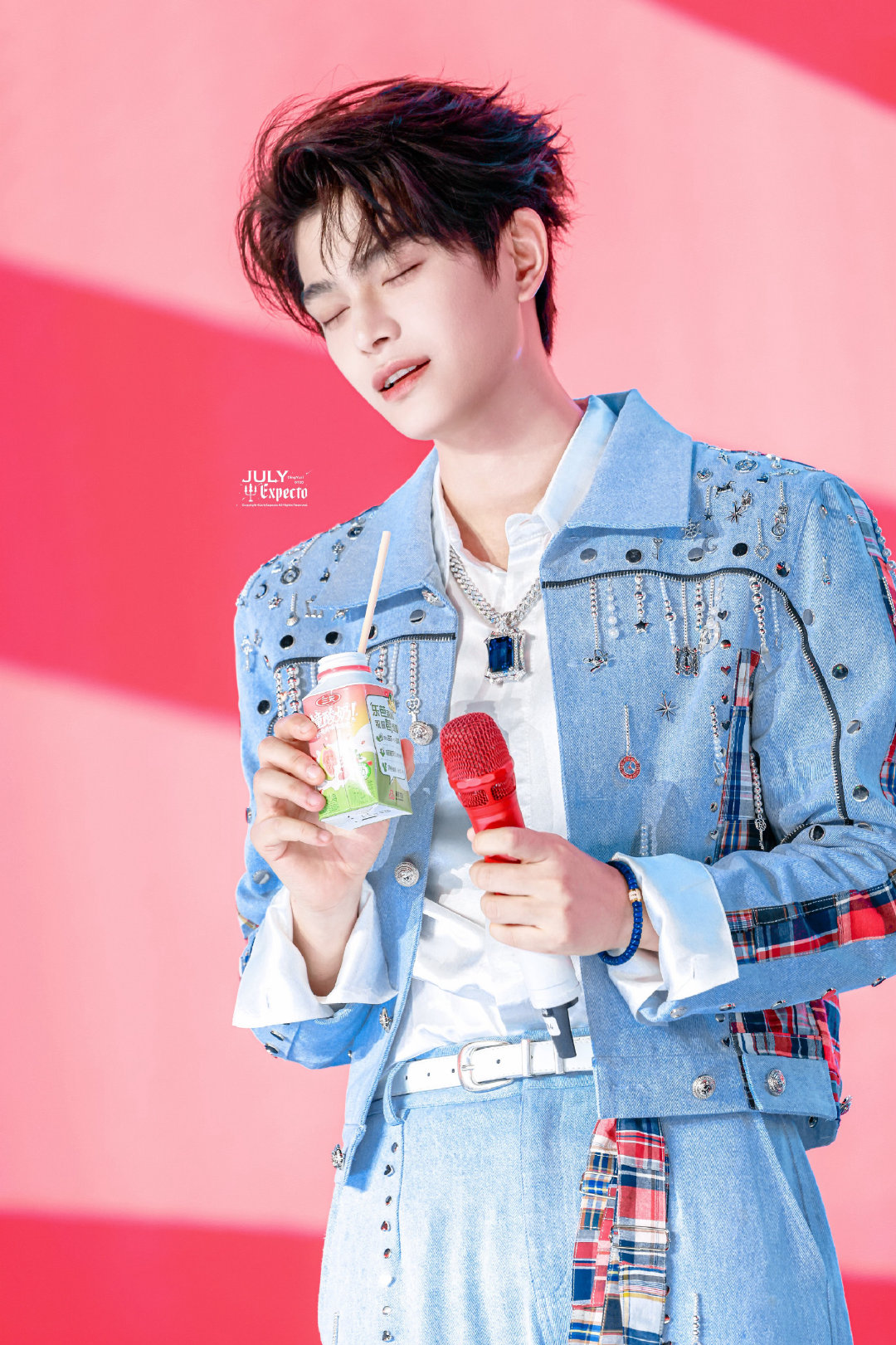#丁禹兮爱在无尽夏#  dyx#丁禹兮沈言#   

星空中的万千光芒不及你身旁的一丝温存，市井中的繁华热闹比不上你周围的片刻宁静，你才是我心中的无价珍宝。

​
