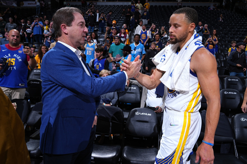 近日，美国媒体Forbes发布了新一期的NBA球队估值榜单，其中勇士以135亿美元登顶。

具体的榜单如下：

1、勇士 135亿美元

2、尼克斯 126亿

3、湖人 125亿

4、快船 78亿

5、凯尔特人 70亿

6、公牛 67亿

7、火箭 66亿

8、篮网 65亿

9、76人 64亿

10、热火 61亿

11、太阳 60亿

12、猛龙 59亿

 ​