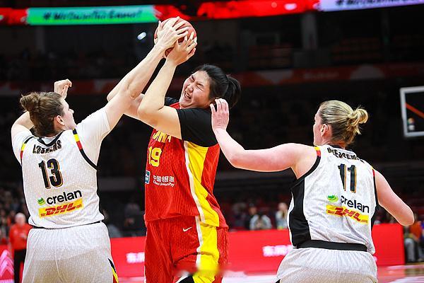女篮世预赛，中国女篮65-80不敌比利时女篮。张子宇空砍20分11篮板...