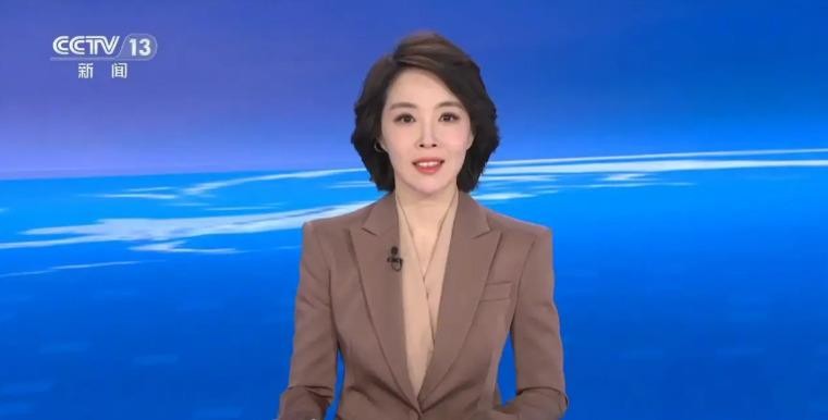 中国移动九月十六号正式开源了Open-RAIL，这是行业里第一个把大模型大脑和机器人身体连起来的通用底座。以前换台不同品牌的机器人，关节定义和通信协议全不一样，适配代码得重写好几周，数据采回来还得手动对齐时间戳，好好的数据全在硬盘里睡大觉。现在新机型接进来按小时算，新模型最低五十行代码就能跑，推理和