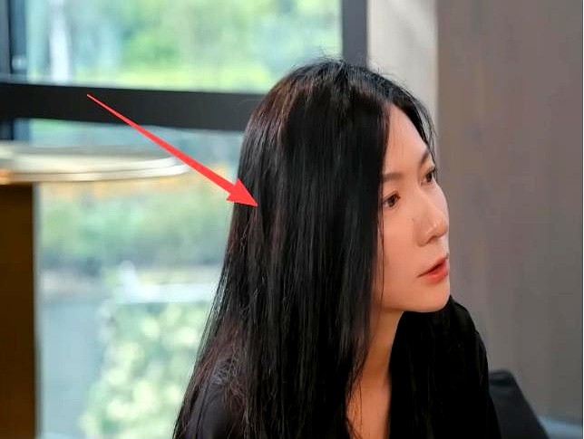 佟丽娅经纪人一句话，把胡军干沉默了，也把打工人听笑了。

综艺里，经纪人一本正经给两位新助理交代工作：“她从不睡懒觉，每天七八点就起了。”胡军听完愣在原地。七八点？打工人这时候早就在寒风里买完包子，挤进早高峰的地铁车厢了。

明星动辄熬大夜拍戏录节目，凌晨三四点收工是常态。在他们的生物钟里，八点爬起