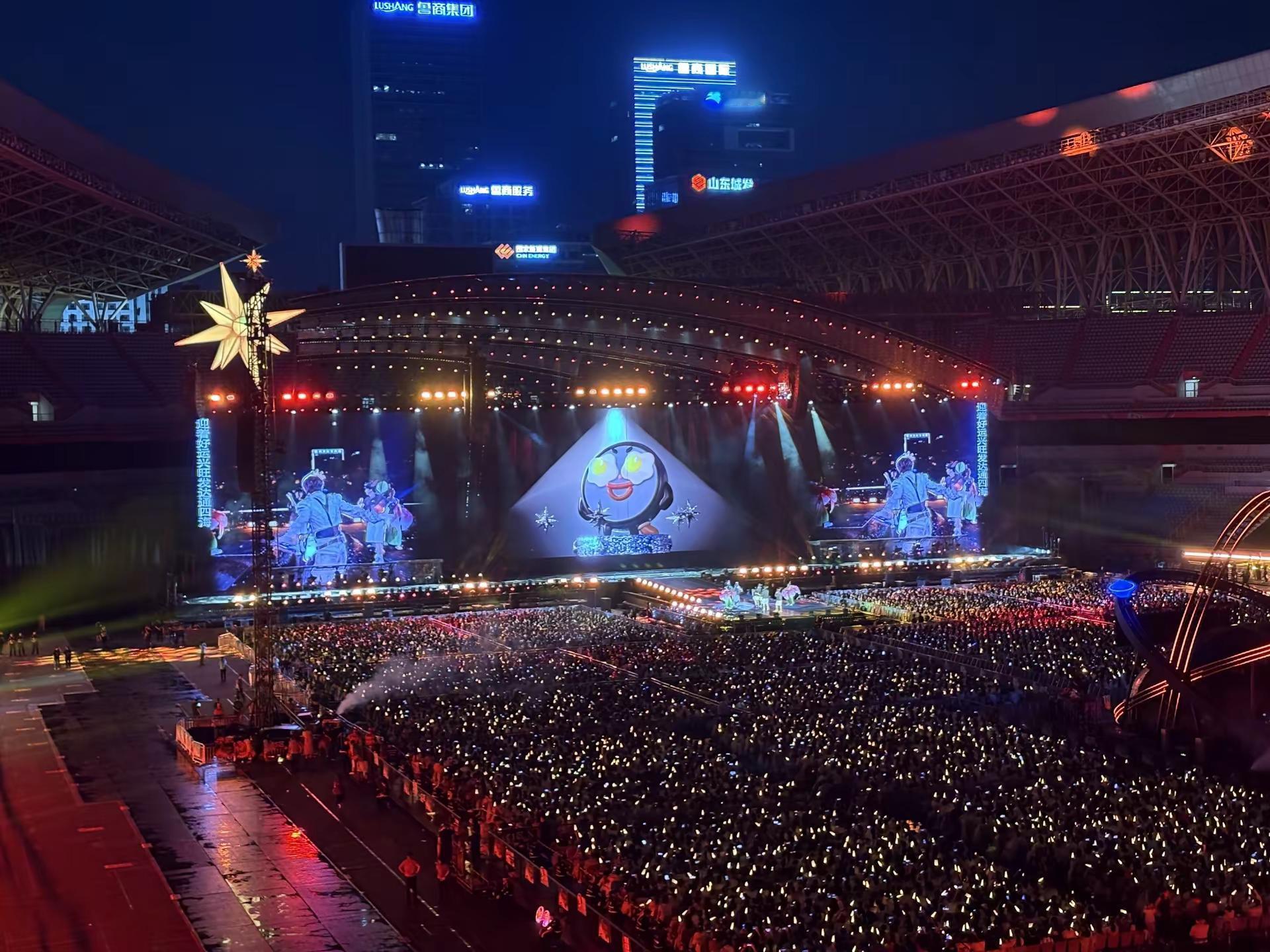 深深的演唱会。济南演唱会 周深