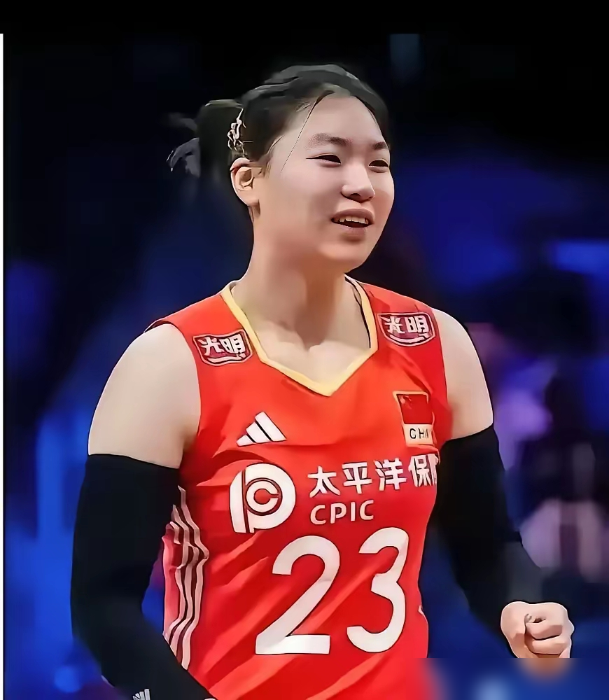 亚运会决赛第三局2-10落后，对面是主场作战的日本队，换一般年轻队伍早崩了。
结果中国女排硬是一分一分咬回来，25-23，直接把东道主打到没声。
这波人有多嫩？12个名单里10个00后，平均年龄不到23，全队就龚翔宇和王梦洁俩老将压着。一个月津亚锦赛刚输给泰国丢冠，网上骂声一片。19岁二传张籽萱